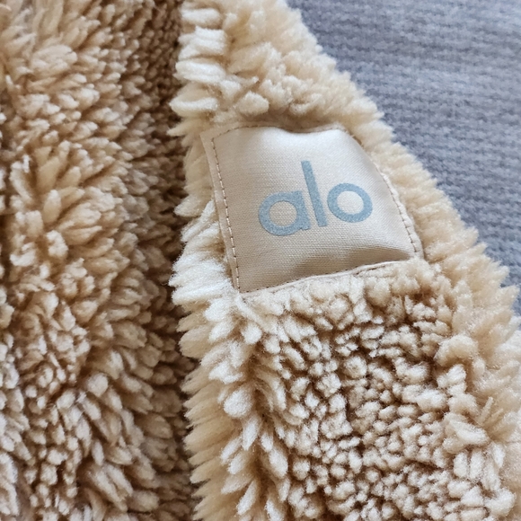 ALO Yoga Foxy Sherpa Jacket Camel Tan Size Small (MSRP:$200) - Picture 8 of 11